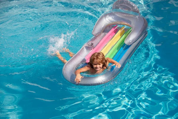 Zomervakantie. Jongen in het zwembad. Zomertijd. Lachend kind op opblaasbare rubberen matras. — Stockfoto