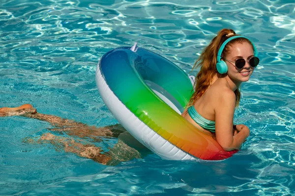 Yaz genç kadın. Güneşlenmenin tadını çıkarıyorum. Yüzme havuzunda şişme dairede mayo giymiş bir kadın.. — Stok fotoğraf