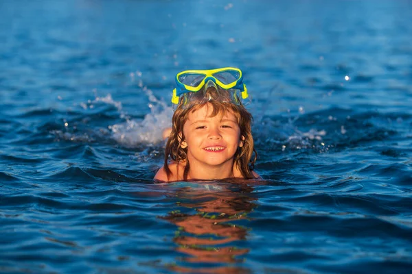 Una niña de verano. Un niño divertido en la playa. Niño nadar en el mar en las vacaciones de verano. Niños felices nadando en el agua. Niño nadando en el océano o en el mar. —  Fotos de Stock