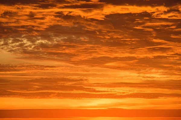 Atardecer cielo backgroung. Puesta y salida del sol. Nubes coloridas. Fondo de naturaleza abstracta. — Foto de Stock