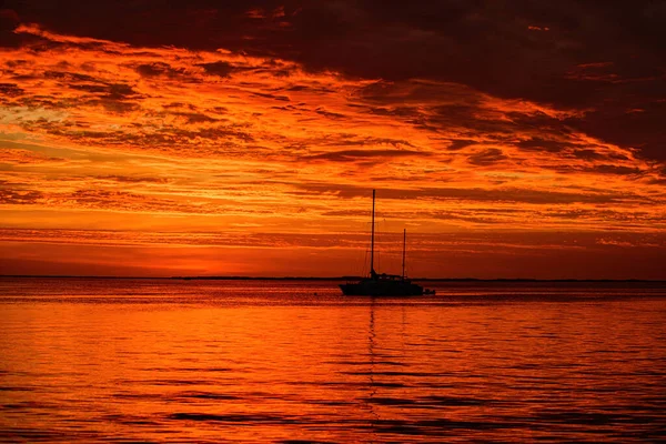 Crociera estiva. Barche a vela al tramonto. Oceano yacht a vela lungo l'acqua. — Foto Stock