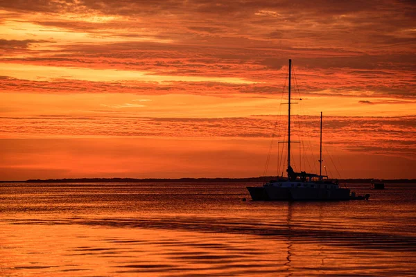 Cestovní jachtařská plavba. Plachetnice při západu slunce. Mořská jachta plující podél vody. — Stock fotografie