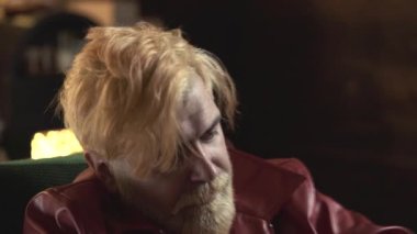 Sigara içen depresif bir adam. Üzgün, yakışıklı erkek. Üzücü duygular.