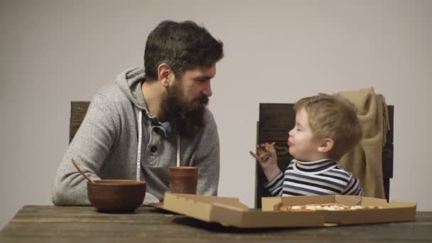Pizzeria. Tata i dziecko jedzą pizzę. Włoska kuchnia. Szczęśliwego dzieciństwa. Fast food obiad. — Wideo stockowe