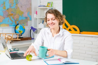 Öğretmen yemeği. Sınıfta yemek yiyorum. Eğitim, öğrenim ve öğrenim.