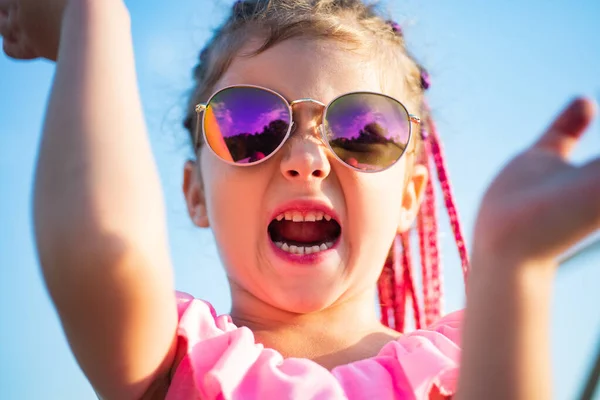 Closeup fată mâncărime în ochelari de soare de moda. Timp liber de vară. Conceptul emoțional pentru copii . — Fotografie, imagine de stoc
