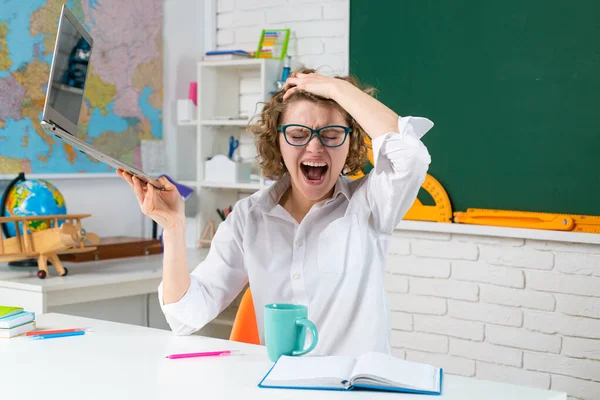 Terug naar school. Moe schreeuwende leraar. Online onderwijs- en leerconcept. — Stockfoto