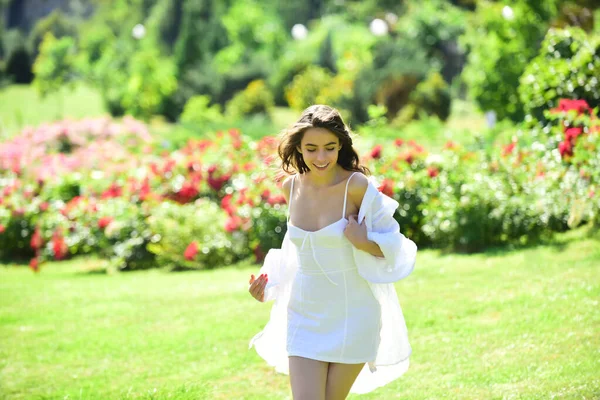 Femme de printemps dans les champs de roses. Heureux en plein air marchant dans le champ. Femme profiter des loisirs de plein air. Printemps été nature. — Photo