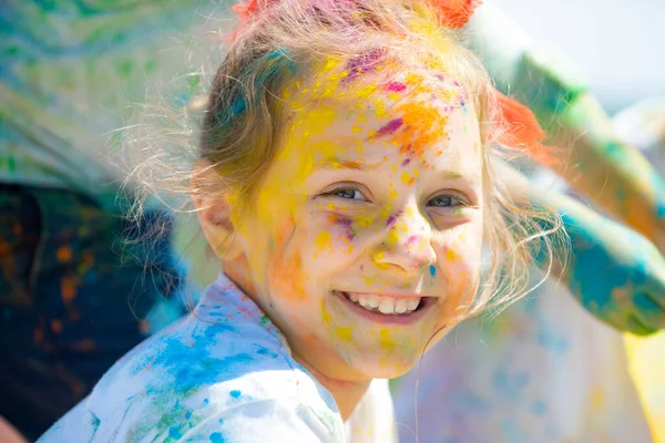 Festival infantil holi. Cara pintada de miúdo engraçado. Menino brinca com cores. — Fotografia de Stock