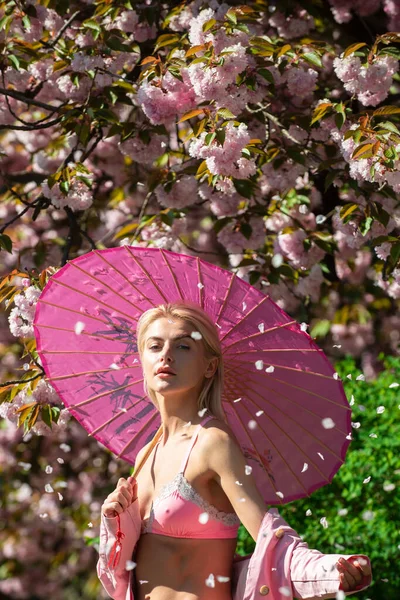 Чувственная сексуальная девушка в весенних цветах. — стоковое фото