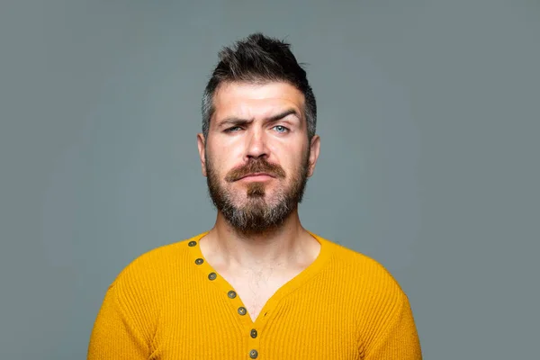 Kapperszaak. Serieuze man met baard. Emotioneel portret geïsoleerd op grijs. — Stockfoto