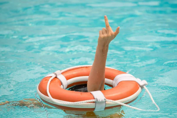 Lifebuoy aiuta a sopravvivere al concetto. Sostenere la sopravvivenza o salvare, salvare. Anello galleggiante in un mare, salvagente. Gente affogata con la mano sollevata. — Foto Stock
