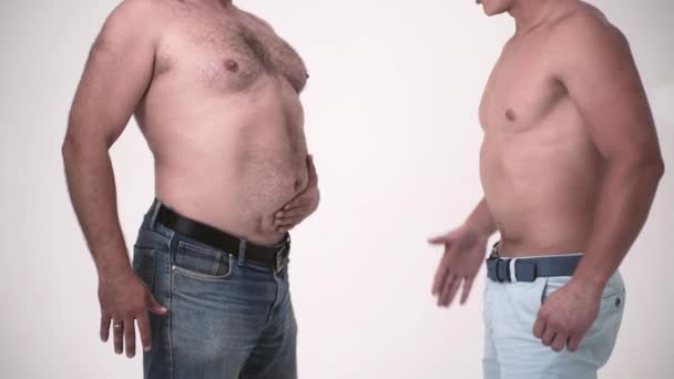 Utrata wagi. Gruby i szczupły człowiek. Zdrowe ciało sportowe i tłuszcz niezdrowy. Dieta. Tłuszcz i otyłość. Anoreksja vs problem z tłuszczem. — Wideo stockowe