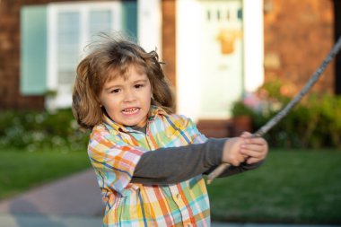 Çocuk saldırganlığı. Olumsuz çocuk duyguları. Sopalı kızgın çocuk. Çocuk adaptasyonu. Kabadayı. Zorbalık konsepti. sinir krizi.