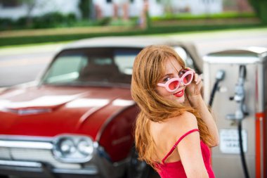 Amerikan klasik arabası. Eski araba. Şehvetli kadın retro otomobil.