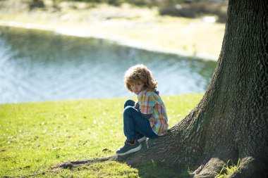 Olumsuz çocuk duyguları. Yalnızlık. Çocuk üzgün. Çocukların adaptasyonu. Yalnız çocuk..