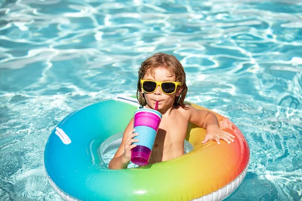 Rapaz relaxa no Aquapark. Fim de semana. Férias de Verão. — Fotografia de Stock