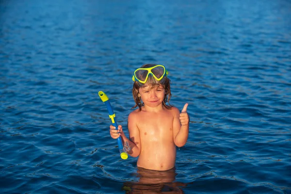 Niño niño nadar en la playa en las vacaciones de verano. Niño en el mar. Niños felices nadando en el agua. Niño nadando en el océano tropical o en el mar. — Foto de Stock