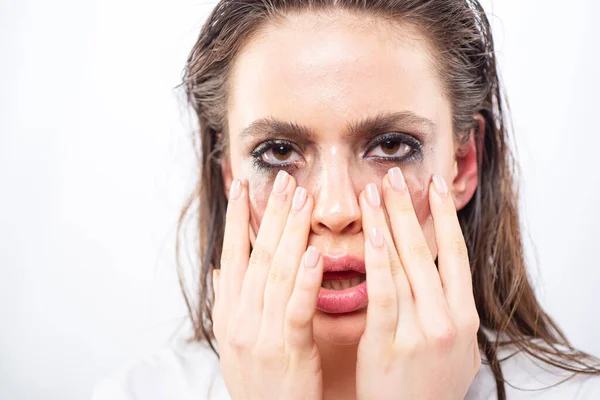 Mujer llorona con maquillaje. Malas emociones. Concepto emocional. Vida dura. —  Fotos de Stock