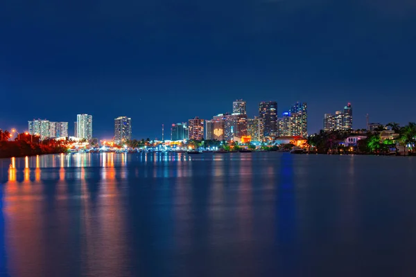 Miami éjszaka a belvárosban. Miami felhőkarcolók éjszaka, déli part. — Stock Fotó