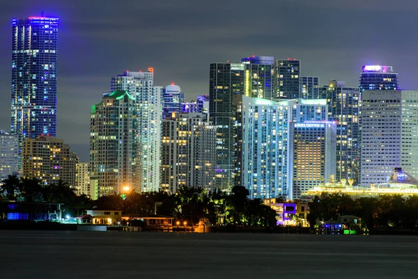 Miami üzleti negyed, a város fényei és tükröződései. Miami éjszaka.. — Stock Fotó