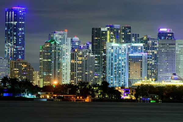 Miami zakendistrict, lichten en reflecties van de stadslichten. Miami nacht. — Stockfoto