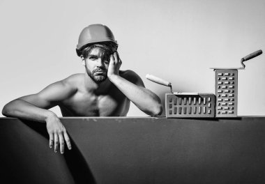 Seksi kaslı erkek yapıcı.