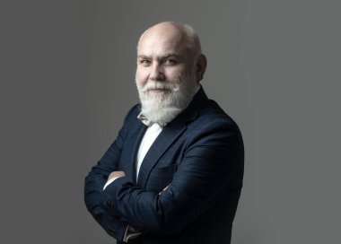 Kıdemli adam. Stüdyoda gülümseyen beyaz adam portresi.