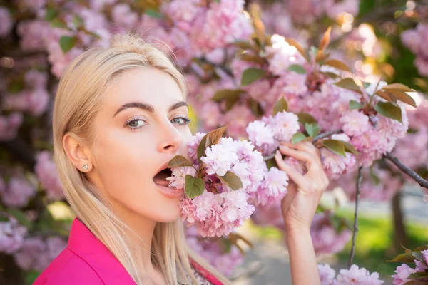 Язик і лизати. Крупним планом портрет весняних дівчат у квітах . — стокове фото
