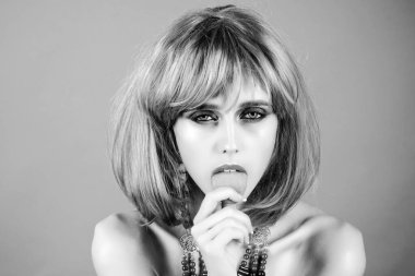 Dil. Etnik takılarda parlak yapay saçlı bir kız. Siyah beyaz.