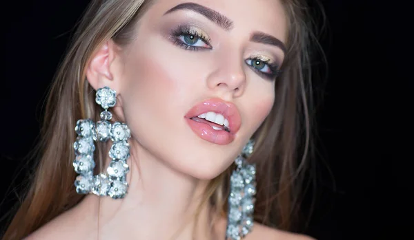 Glamour smycken lyx stora örhängen. Mode modell med trendig look. Skönhet på festen. Flicka med sexig läppmakeup. Sexig kvinna med glitter på läppar. — Stockfoto