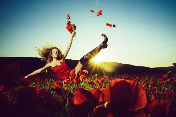 Primavera maluca. Dançando menina no campo de semente de papoula. — Fotografia de Stock