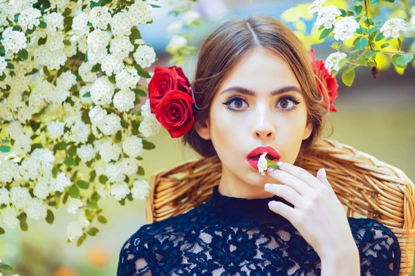 Menina espanhola surpreso com flor branca na mão. — Fotografia de Stock