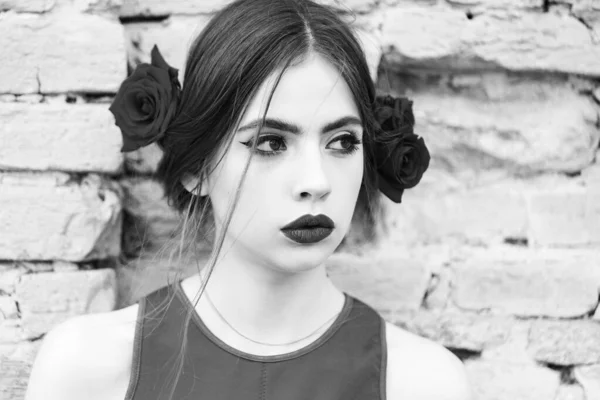 Modieuze vrouw in felrode jurk met roos in haar. Zwart wit. — Stockfoto