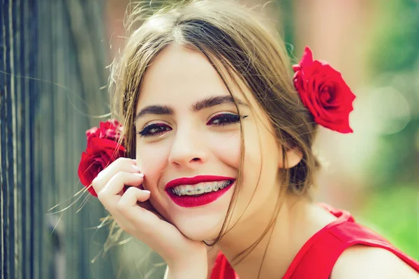 Cute hiszpanka nastolatka dziewczyna z czerwonymi ustami i różami we włosach. Szczęśliwa twarz. — Zdjęcie stockowe