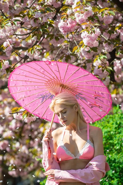 Primavera moda ragazze in reggiseno in fiore di ciliegio Parco primaverile. Sogno donna. — Foto Stock