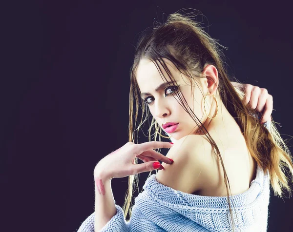 Mujer tiene el pelo largo con estilo en pendientes. Peluquería y peluquero. Cosméticos y cuidado de la piel. Chica con maquillaje de moda en chaqueta de punto. —  Fotos de Stock