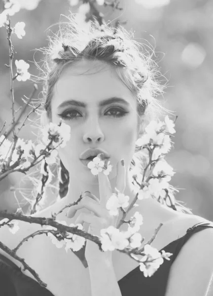 Красивая девушка в весеннем парке с цветами. Черный белый. — стоковое фото