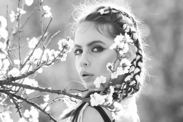 Молодіжне здоров'я, концепція свіжості, люди і природа, квітковий дизайн. Чорно-білий. Красива дівчина у весняному парку з квітами . — стокове фото