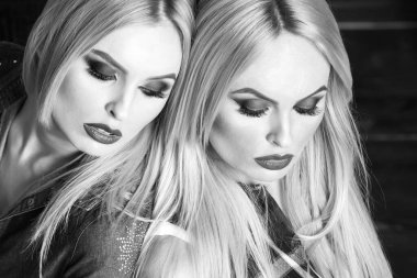 İki tatlı kadının seksi yüzleri. Gençlik ve tazelik, aşk ve ilişkiler. Siyah beyaz.