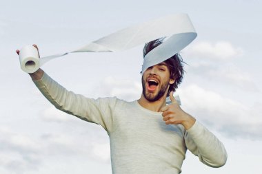 Corona virüsü sona erdi. Salgın. Sabahları iç çamaşırlı ve baş parmağı havada bir adam. Hijyen ve hijyenik. Kısırlık ve saflık. Mutlu yüzlü adam tuvalet kağıdı tutuyor..