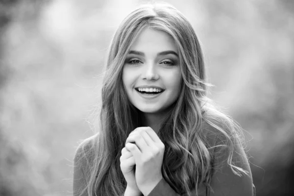 Mujer feliz al aire libre. Blanco negro. Linda mujer sonriente al aire libre. — Foto de Stock