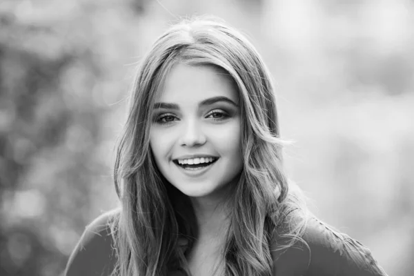 Feliz bonito sorrindo mulher ao ar livre. Emoções rostos de menina. — Fotografia de Stock