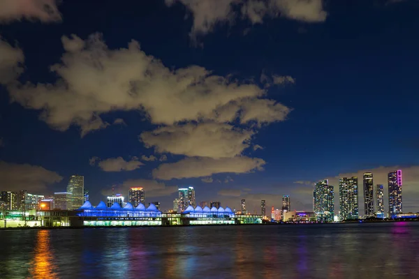 Miami večer v centru Floridy. Miami panorama s městskými mrakodrapy nad mořem s odrazem. — Stock fotografie