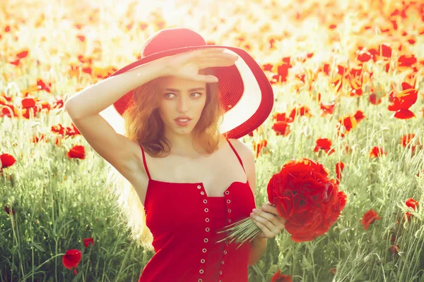 Hispanic spring girl with fashionable spanish makeup, rose flower in hair. Girl in field of poppy seed in retro hat. — Stock Photo, Image