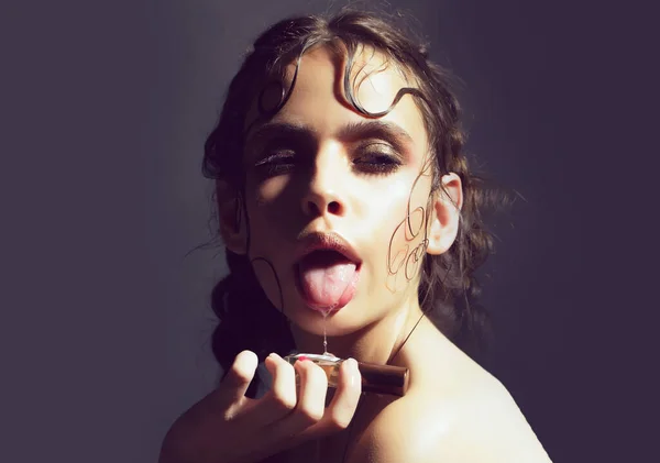 Chica con saliva goteando de mojado, boca abierta, lengua. —  Fotos de Stock