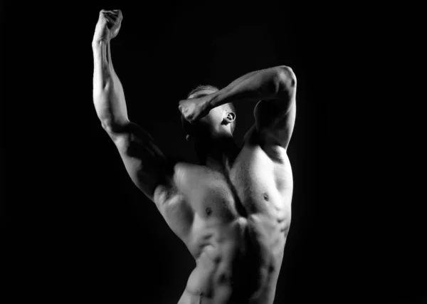 Muskularny mężczyzna z seksownym ciałem. Czarny biały. Bez koszuli. Muskularny seksowny mężczyzna z nagim tułowiem. Sexy muskularne męski tułów sportowiec kulturysta pozowanie w moc z żyłami na rękach i gołą klatkę piersiową. — Zdjęcie stockowe