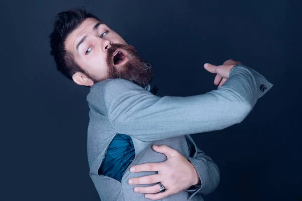 Modelo de moda de desgaste de tamaño pequeño. Hombre mira desgarrado traje con sorpresa. —  Fotos de Stock