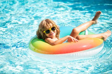 Aquapark çocukları. Yaz tatili. Yüzme havuzundaki komik çocuk..
