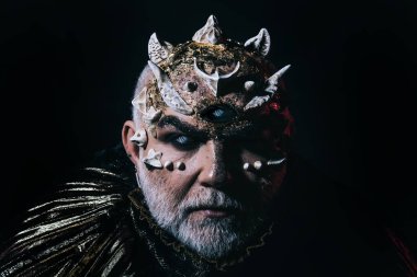 Uzaylı, iblis, büyücü makyajı. Üçüncü gözü olan, dikenli ya da siğilli bir adam. Korku ve fantezi kavramı.